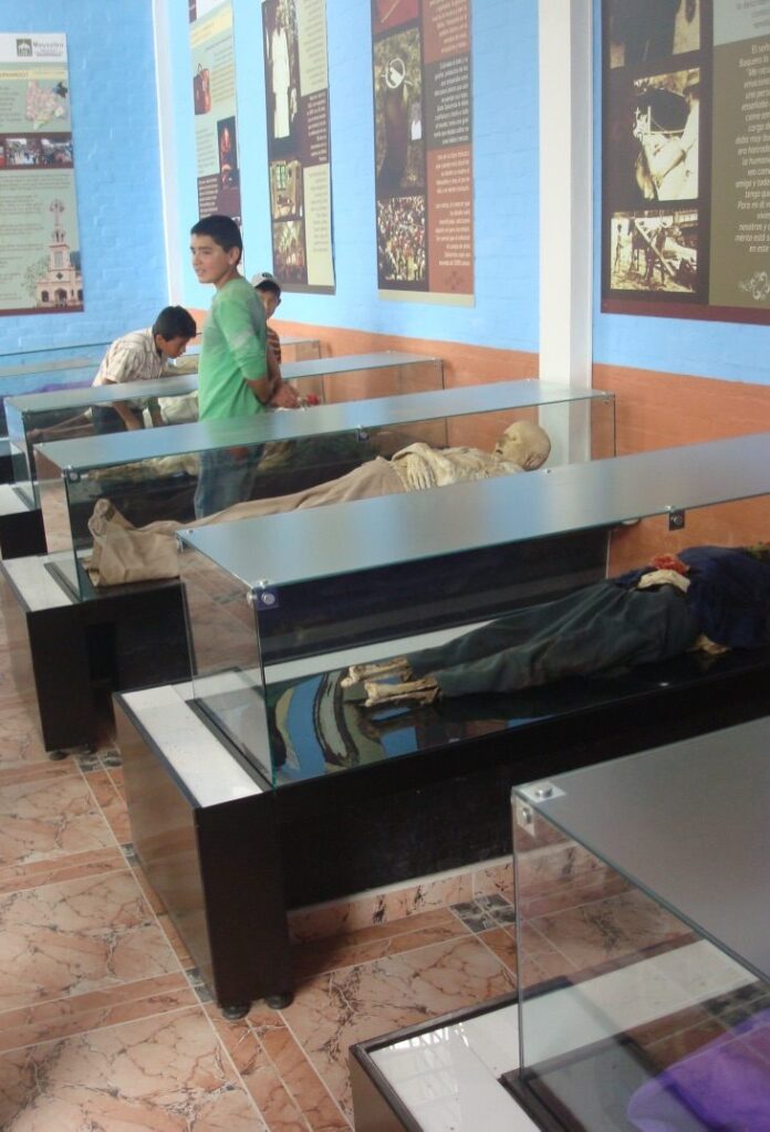 Kolumbijos mieste palaidotų žmonių kūnai patys virsta mumijomis - mokslininkai nežino priežasties